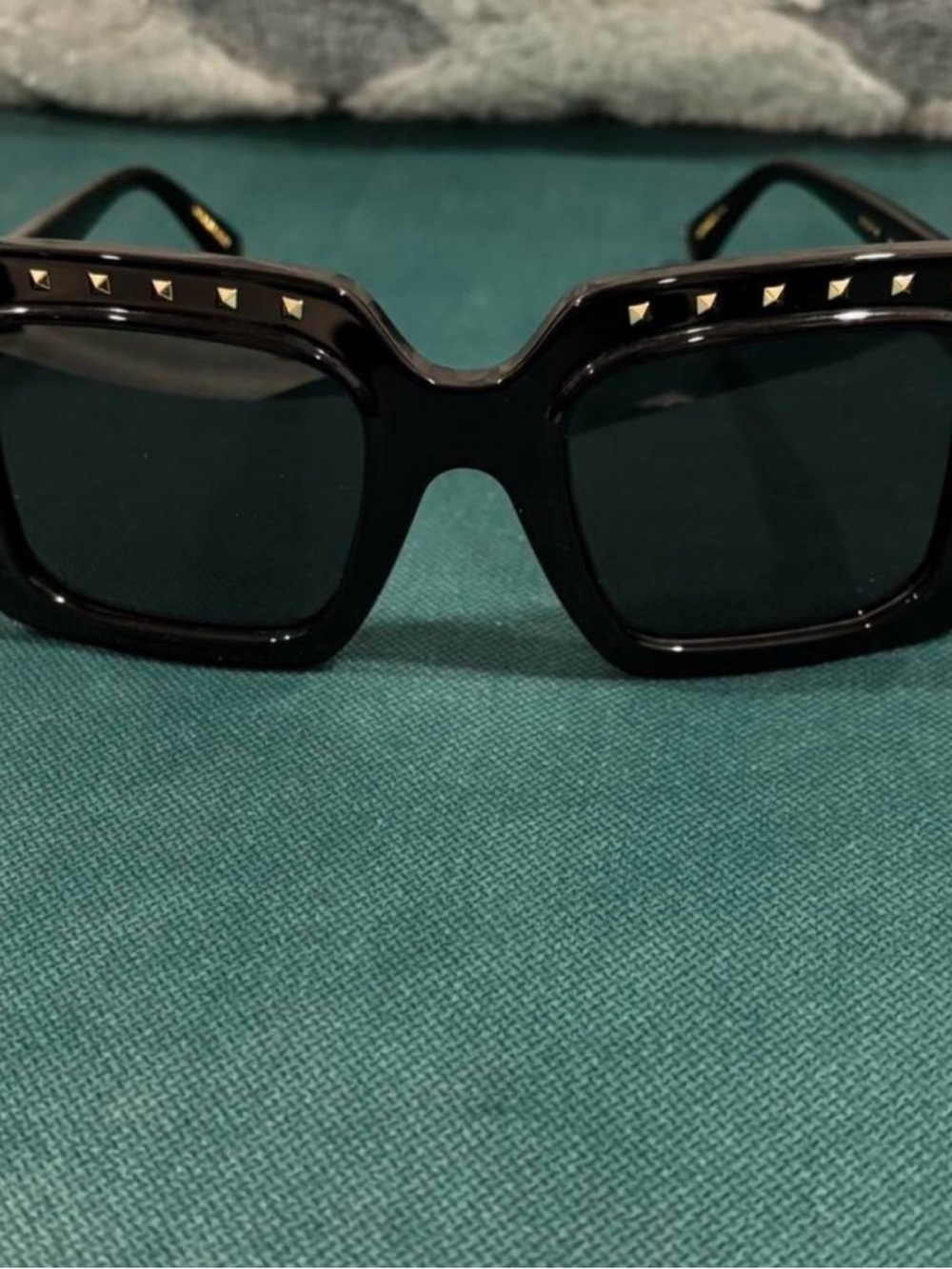 Coco and Breezy Black Box with Gold Logo - Picture 1 of 4